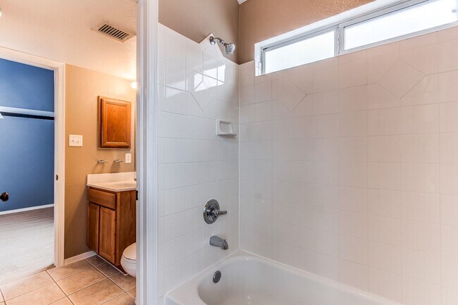 Building Photo - Charming 3-bedroom, 2.5-bathroom Home loca...