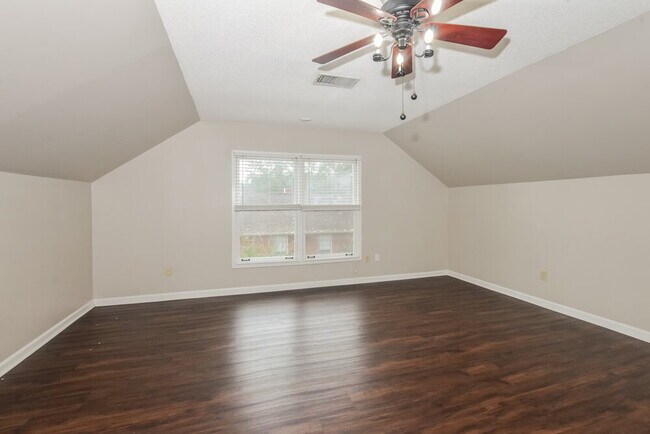 Building Photo - 1960 Maple Creek Dr