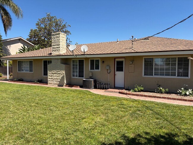 Building Photo - Spacious Single Family Home with Yard