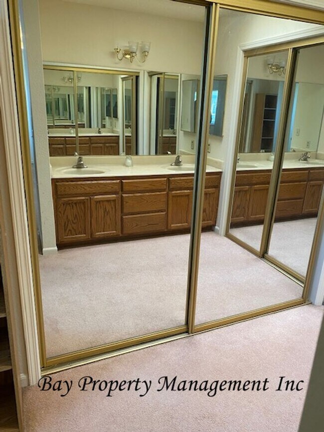 Building Photo - Beautiful 3 bedroom in the foothills outsi...