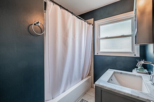 Building Photo - Barnum 3BD, 2BA Home with Fenced Back Yard...