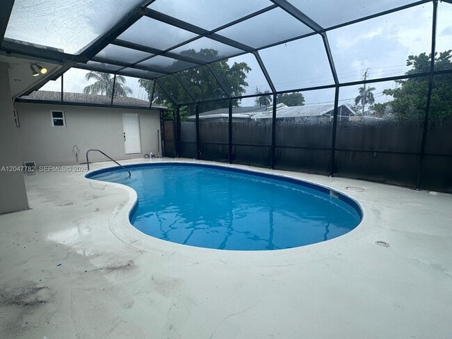 Building Photo - 4380 SW 49th Ct