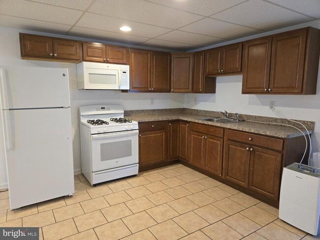 Building Photo - 7174 Glenloch St