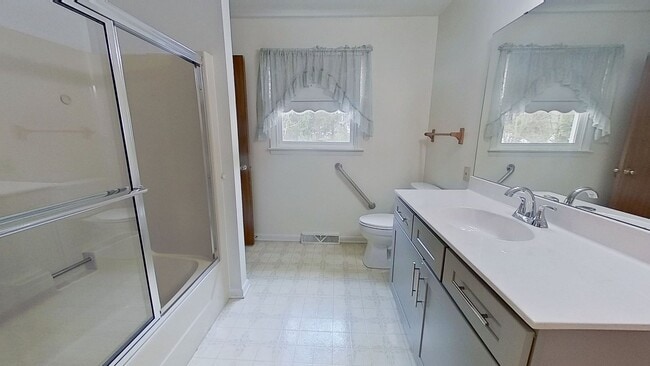 Building Photo - Spacious Raised Rancher with Two-Car Garage - MOVE IN SPECIAL