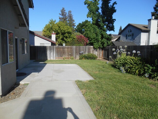 Building Photo - Wonderful 3 Bedroom home with 3 car garage.