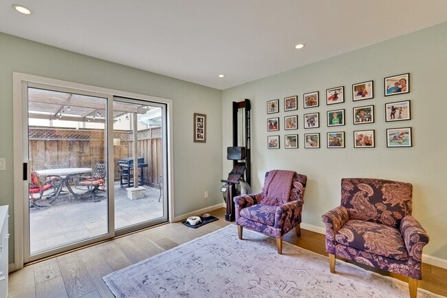 Building Photo - Large 3 Bed 2.5 Bath Townhome walking dist...