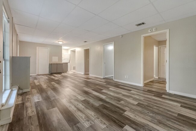 Building Photo - Private Walkout Basement Unit Overlooking ...