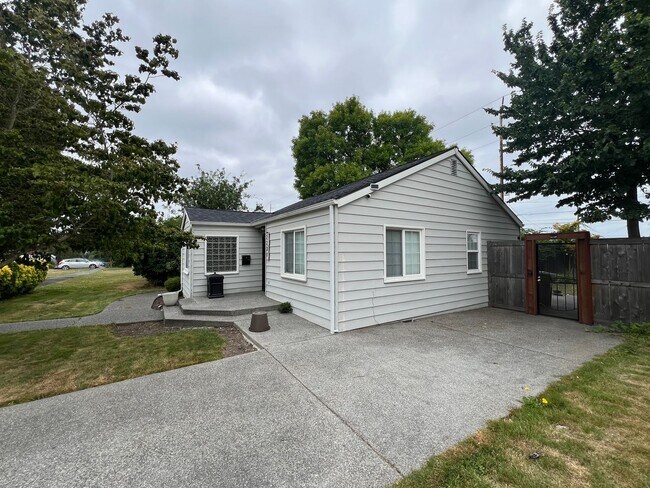 Building Photo - Cozy 2 Bedroom Home