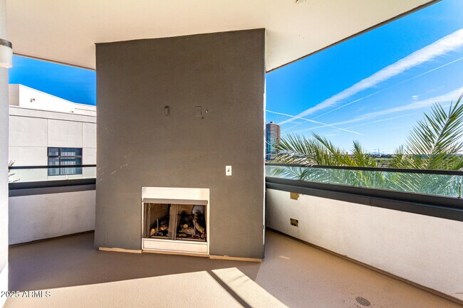 Building Photo - 945 E Playa Del Norte Dr