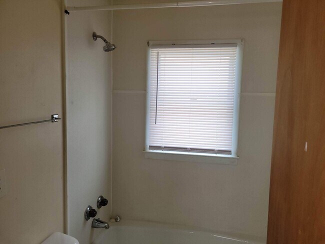 Building Photo - 118 W Foulkes St