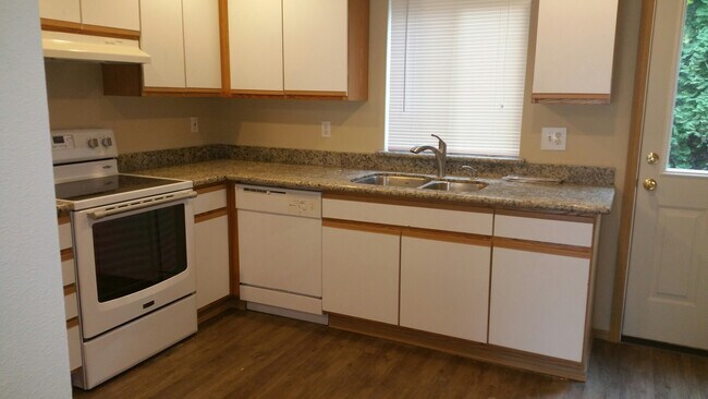 Building Photo - Spacious Puyallup Townhouse!