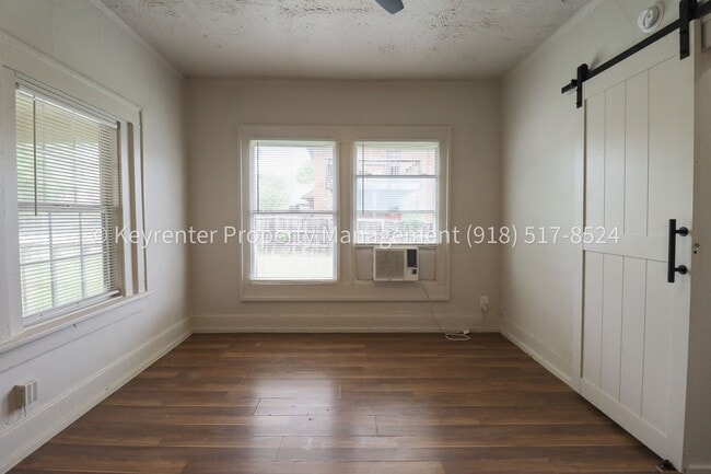 Building Photo - N Rosedale Ave Triplex