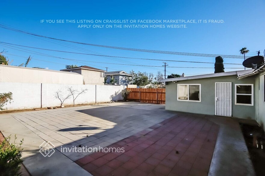 Building Photo - 547 S Yorba St