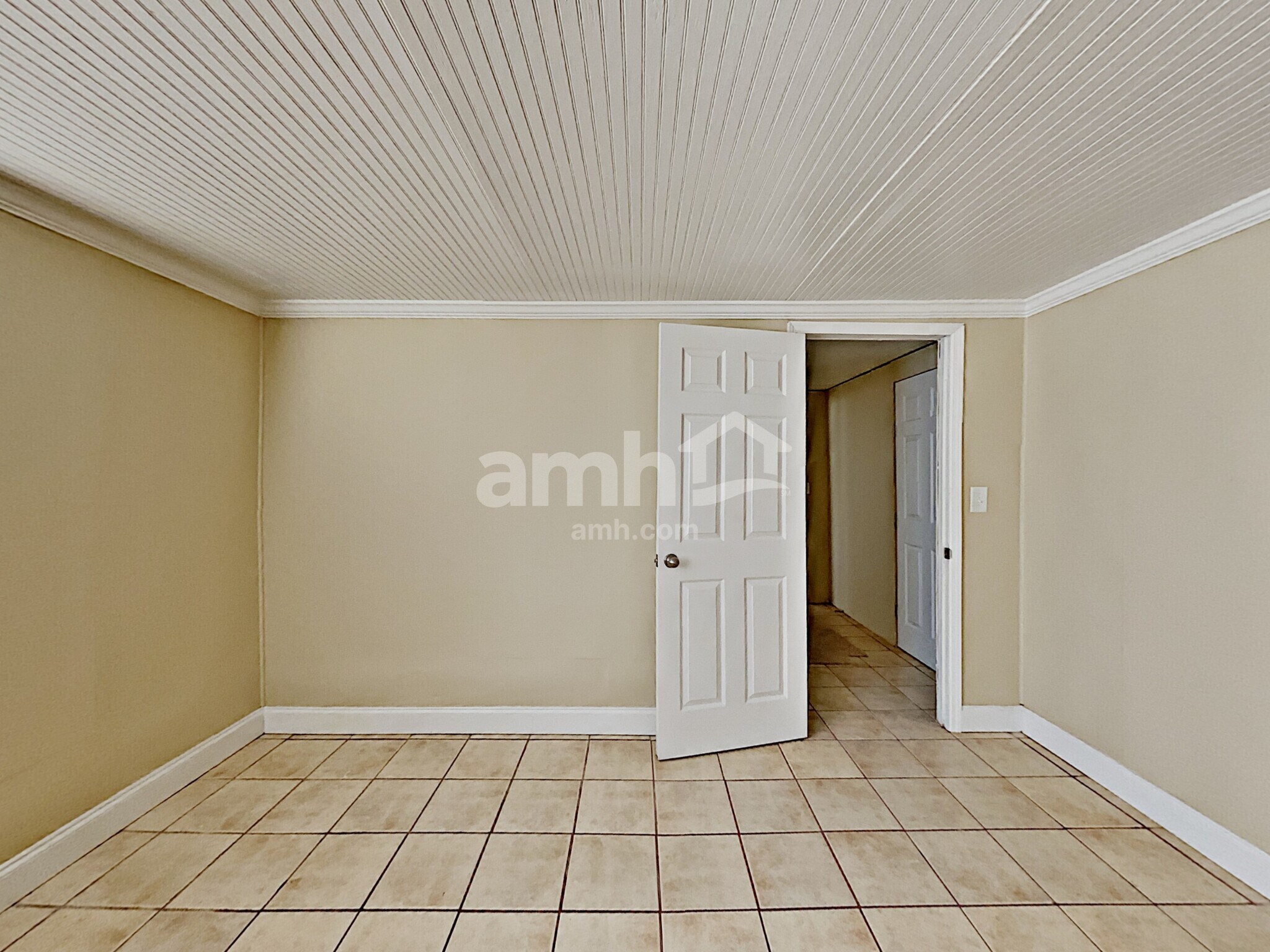 Building Photo - 2044 Lakeland Dr