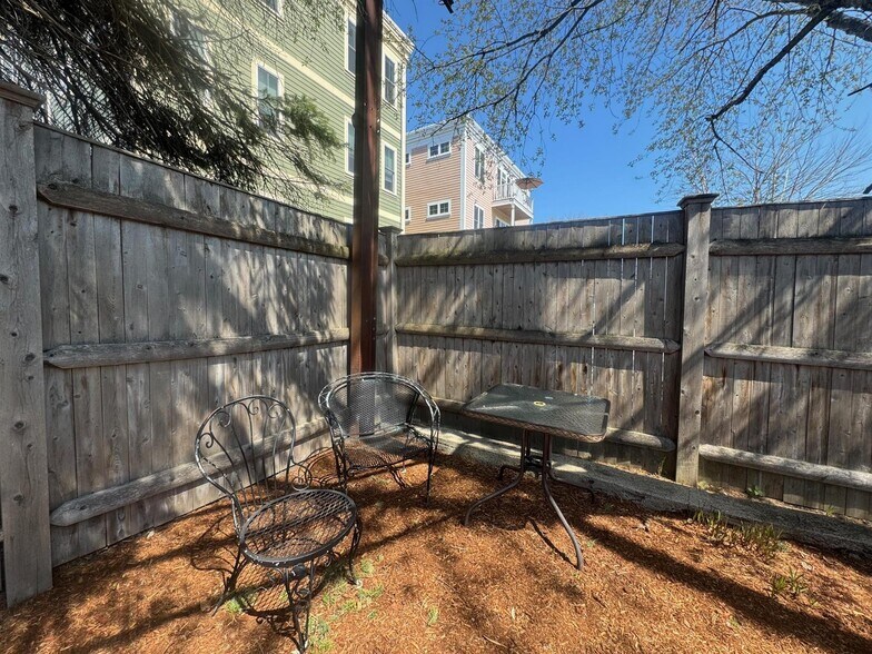 Building Photo - 516R Somerville Ave