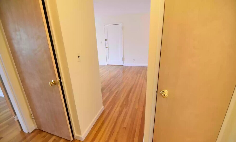 Building Photo - 73 Parkman St