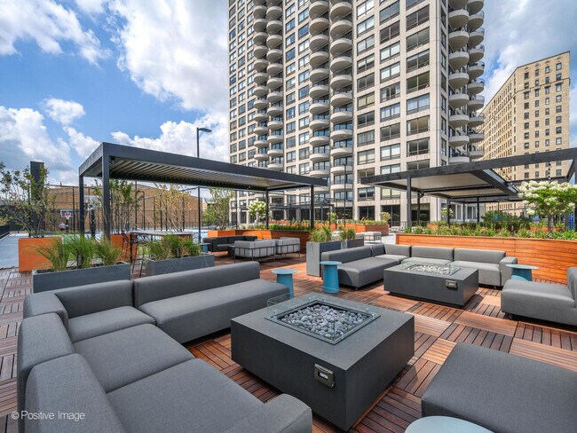 Building Photo - 2020 N Lincoln Park W