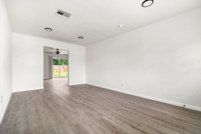 Building Photo - 404 Glenmore Dr