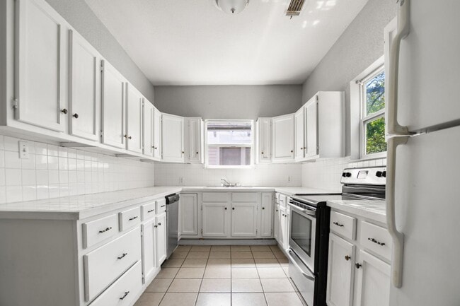Building Photo - Available Now! Charming 2 Bed / 2 Bath Craftsman Home Near Downtown Waco