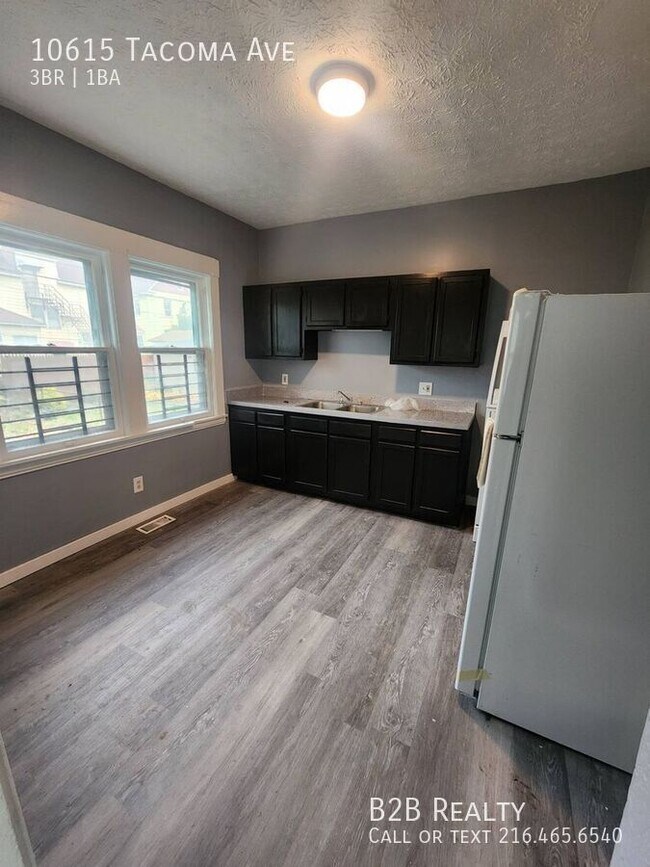 Building Photo - 10615 Tacoma Ave