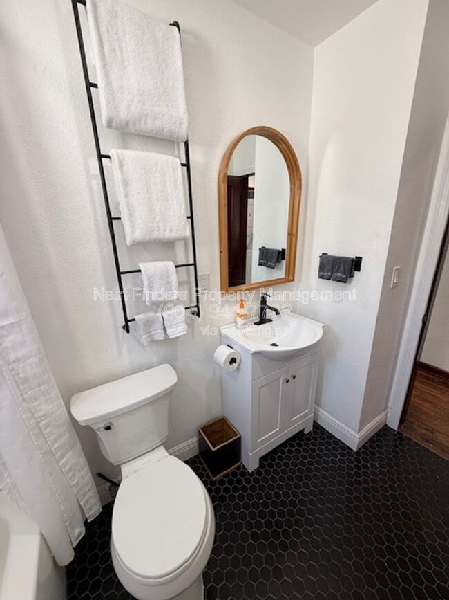 Building Photo - 2811 College St