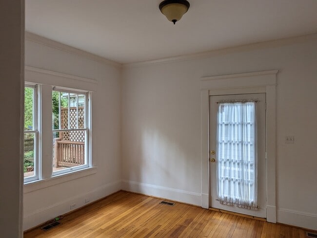 Building Photo - 901 W Markham Ave