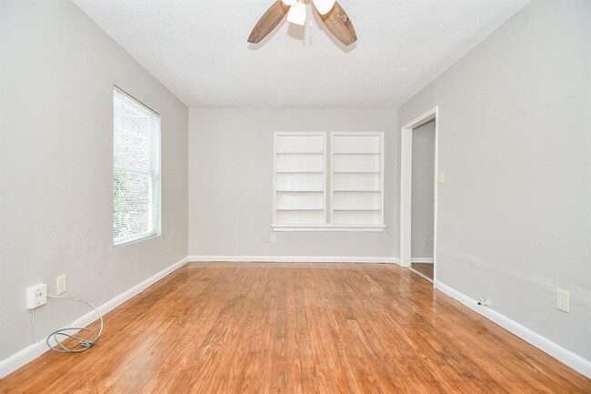 Building Photo - 2722 Wroxton Rd