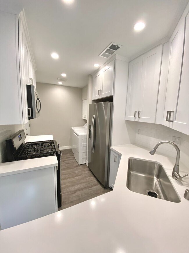Building Photo - Newly Renovated, Quick to Campus (Lease ou...
