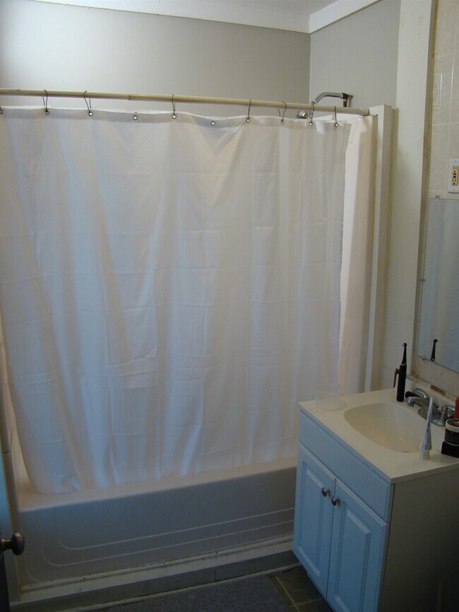 Building Photo - 86 School St