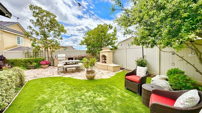 Building Photo - Beautiful "Model" Home in the Horse Creek ...