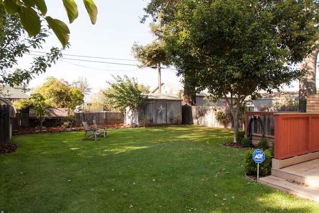 Building Photo - 4 Bedroom House with HUGE Backyard on Hist...