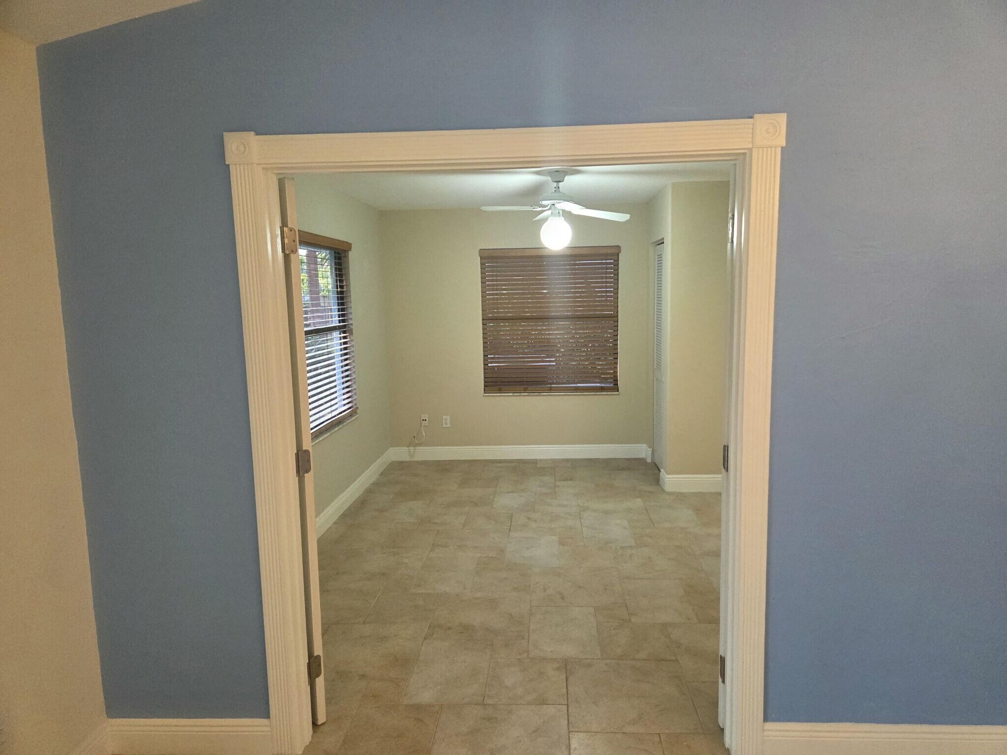 Building Photo - 142 Queens Ln