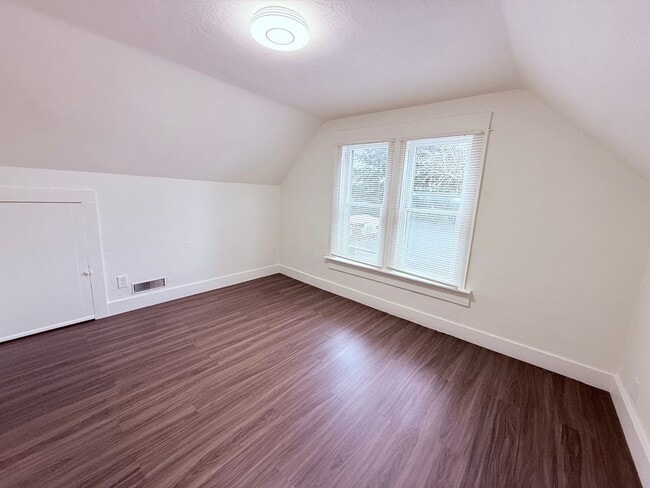 Building Photo - Charming 4BR with Modern Updates & Large Fenced Yard in SE Portland!