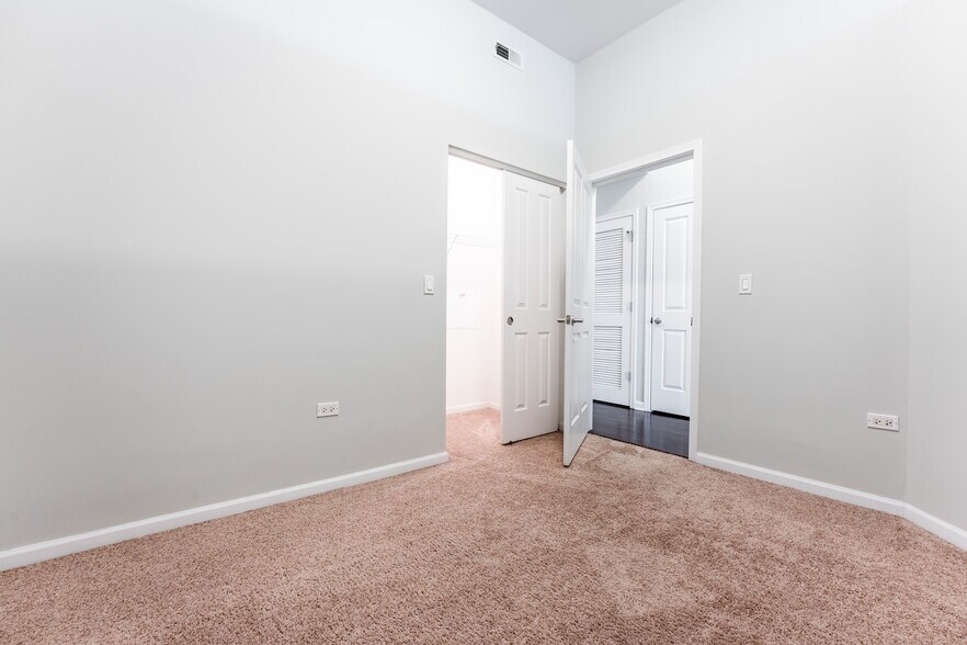 Building Photo - 1464 S MICHIGAN Ave