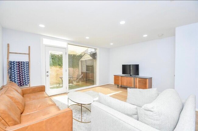 Building Photo - 615 Kipling St