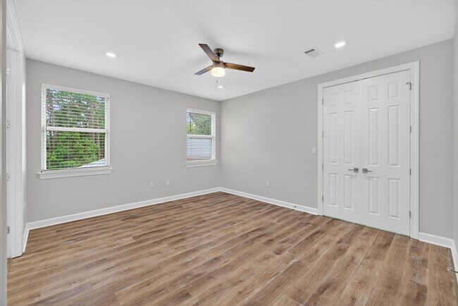 Building Photo - 2019 Pine Island Cir
