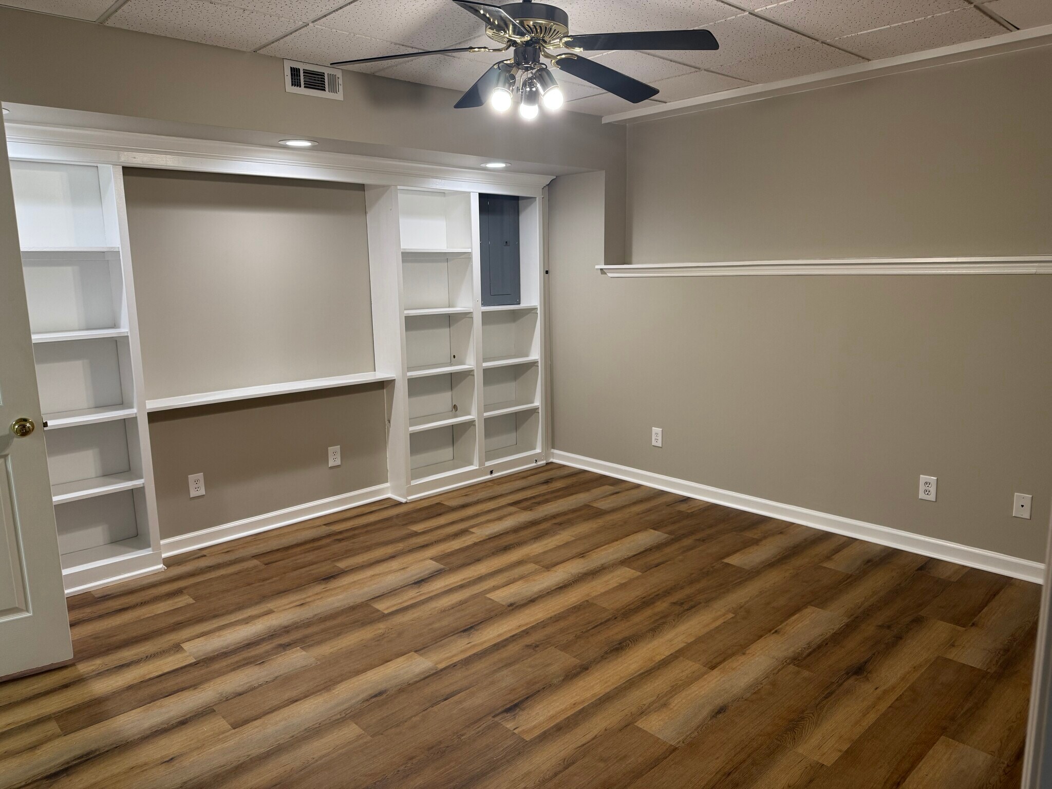 Den - 394 Leona Dr