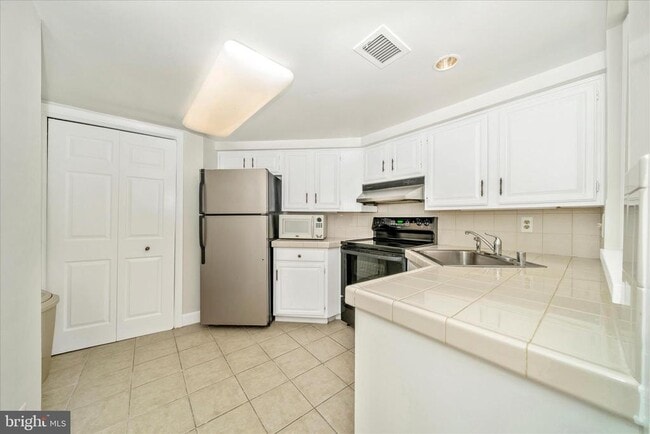 Building Photo - 1080 Wisconsin Ave NW