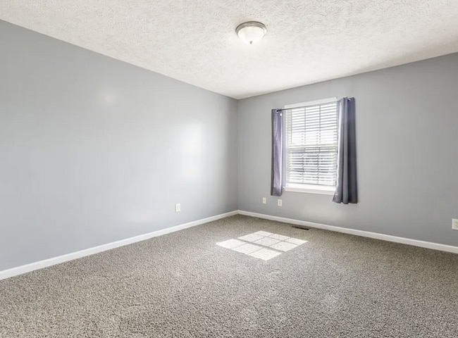 Building Photo - Renovated End-Unit Townhome with Spacious Primary Suite