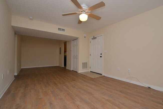Building Photo - Lovely Winter Springs Condo ~ Vinyl Plank Flooring and Large Screened Patio!