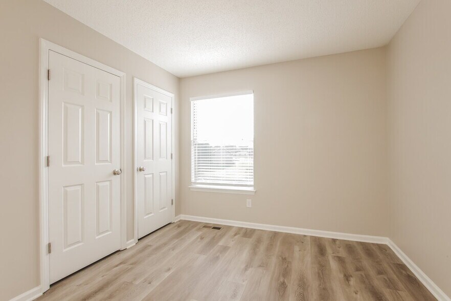 Building Photo - 3000 Parkland Dr