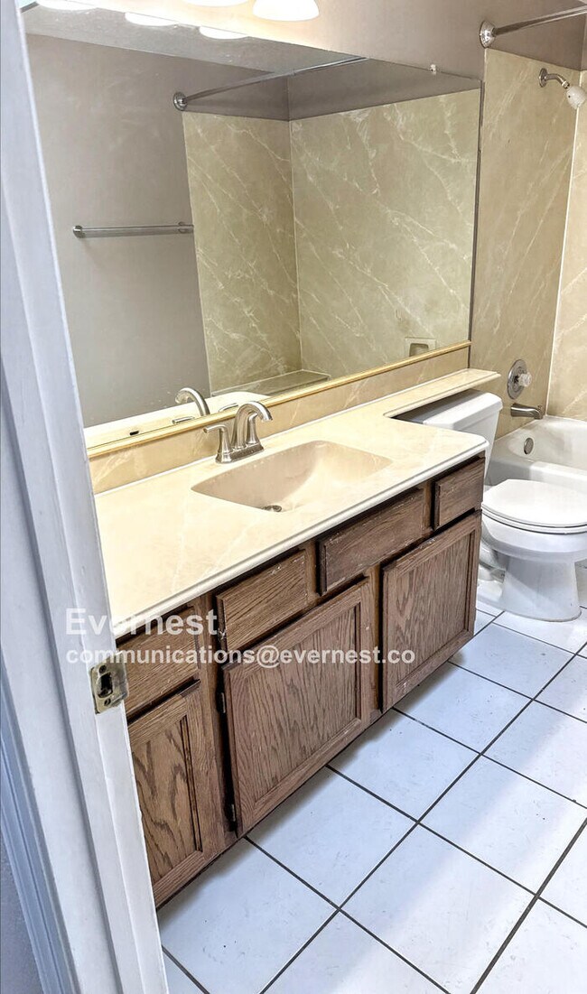 Building Photo - Stylish 3-Bedroom Townhome with Balcony, F...