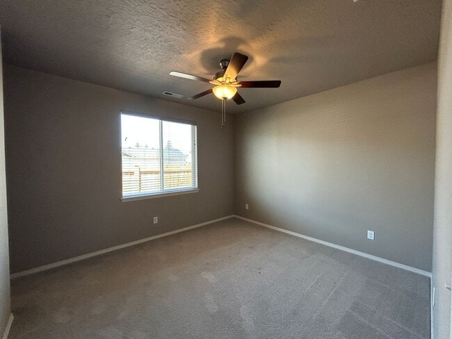Building Photo - Newer 3 Bedroom / 2 Bathroom Home In NW Re...