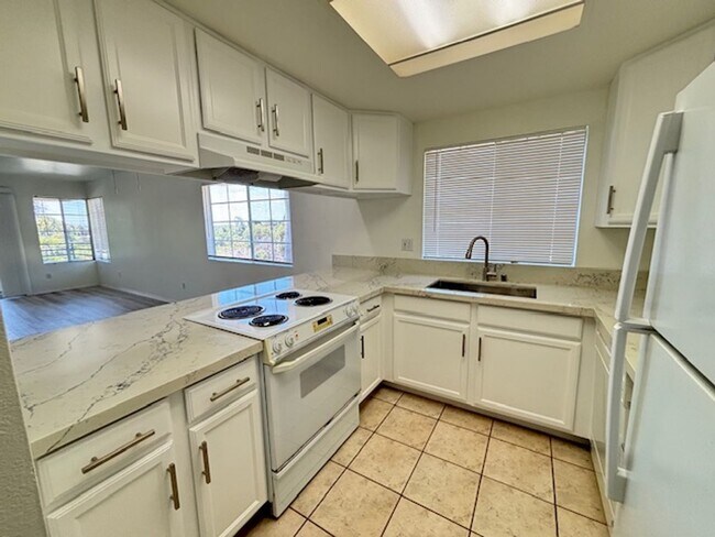 Building Photo - Sunny Top Floor 2 bedroom 2 bath Condo Wit...