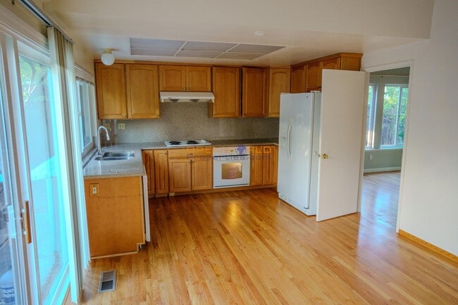 Building Photo - Spacious 4BR Single-Story Home w/ Garage i...