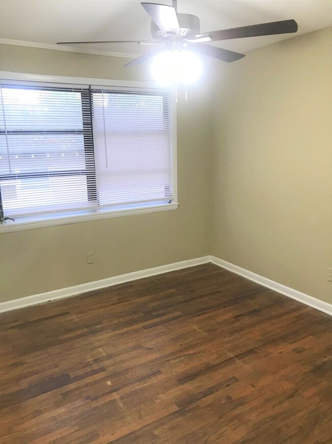 Building Photo - Pet Friendly House within walking distance...