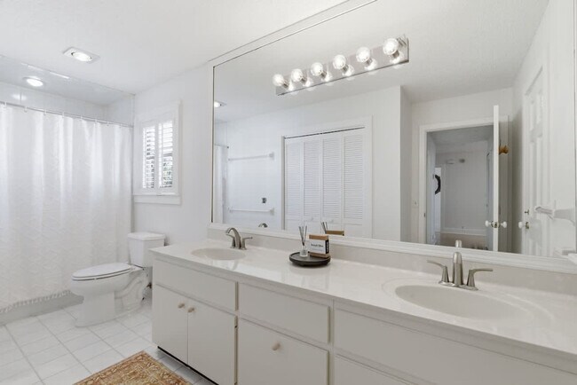 Building Photo - 2900 Ocean Dr S