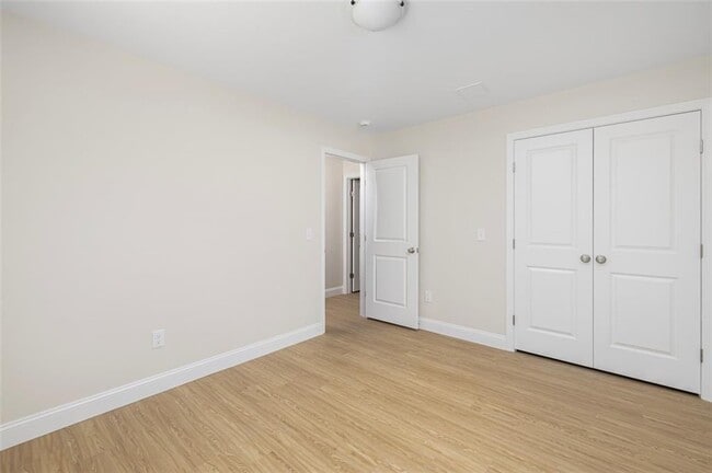 Building Photo - 237-237 Pequot Ave