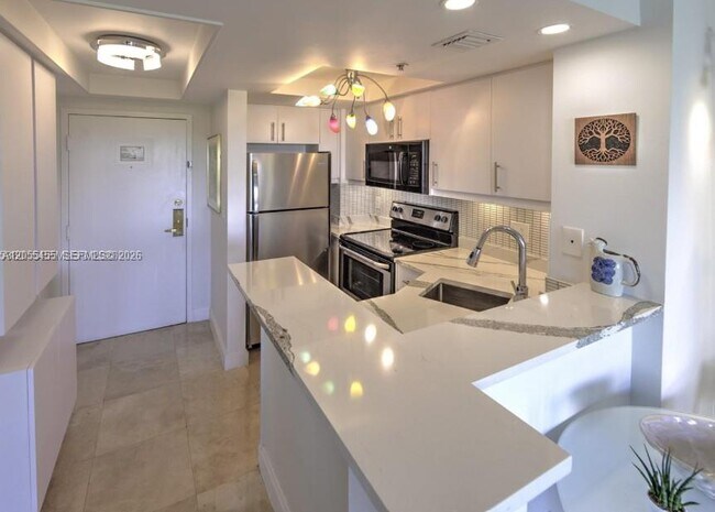 Building Photo - 2951 S Bayshore Dr