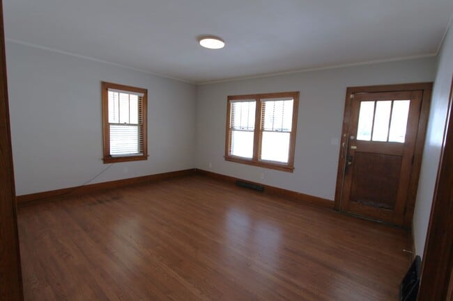 Building Photo - Spacious 3 bedroom 1.5 bathroom home with ...